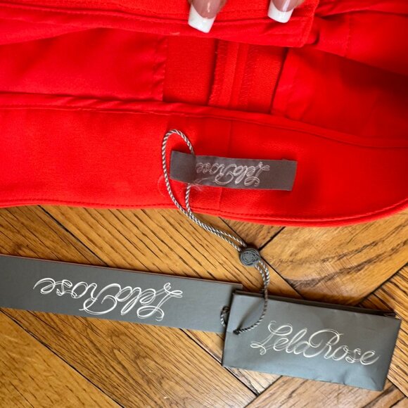 Leló Rose premium red wide-leg trousers. Vibrant vermilion color with sleek tail - Picture 6 of 10